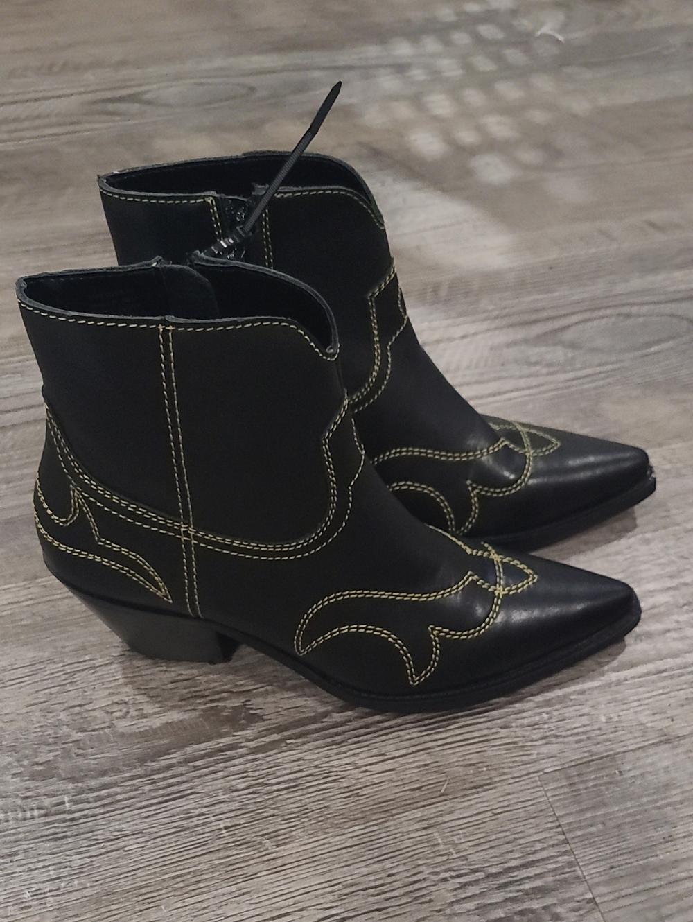 Coconuts by Matisse Black Western Ankle Boots with Contrast Stitching Size 8.5